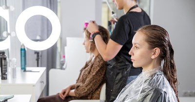 Client demands to stop her appointment at hair salon school after being stuck there for 8 hours, then refuses to pay for the half-done service: ‘The situation was extremely unprofessional’