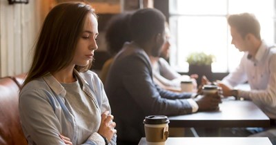 Business owner ghosts job candidate after discovering she's a close friend's girlfriend, only to be confronted by friend when he finds out: ‘That's uprofessional’