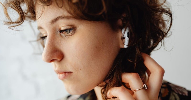 Passenger discovers airline employee stole their AirPods by using “Find My”, airline refuses to help, passenger takes matters into their own hands: ‘I blast the wearer’s ears out’