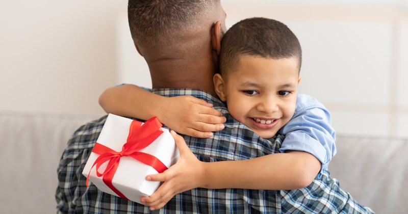 Single dad prioritizes 7-year-old son's birthday over a date night with his fiancée, breaks off engagement in response to her entitled reaction: 'She'll forever be my second priority'