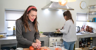 Woman calls out sister-in-law for fake allergy at Thanksgiving dinner, she demands to go home early but husband makes them stay for dinner, causing family dispute