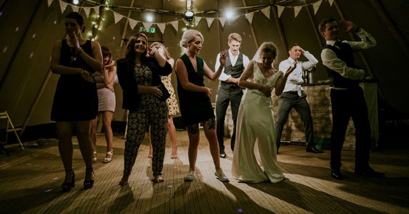 twitter, marriage, Twitter Thread, wedding drama, emmys, sundays, sunday, wedding, tweets, dinner, wedding cake, food, tweet, weddings, twitter discourse