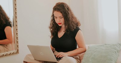 Professional writer refuses unsolicited commission work offer from artist after being fooled before, and the artist responds with insults and accusations and gets blocked