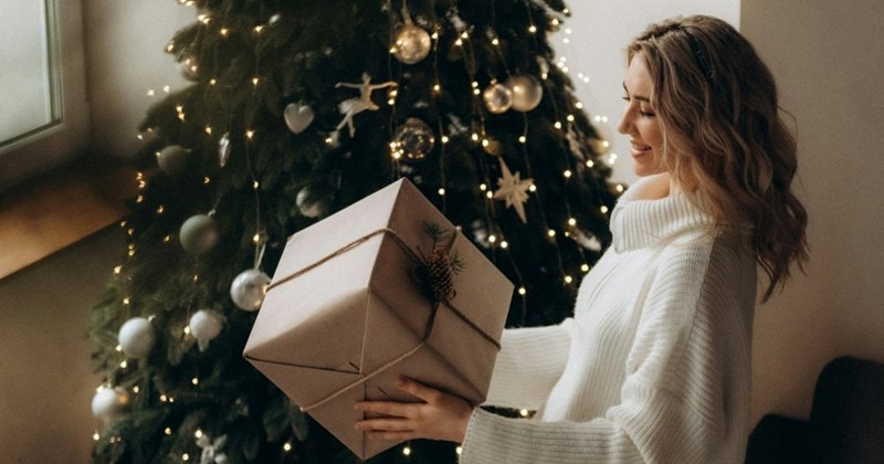 christmas family drama dogs gifts sibling rivalry petty revenge rich people happy holidays Family - 43696645