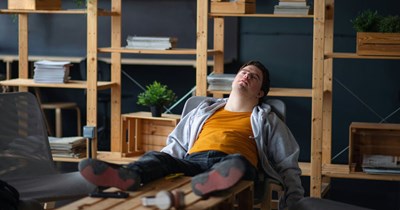 24-year-old girlfriend dumps 22-year-old boyfriend for losing 2 jobs in 6 months and living off her mom's money: 'He was fired because of his attendance.'