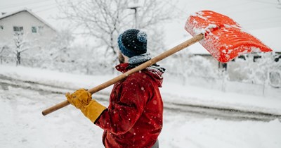 Guy clears snow for 3 hours only for an entitled neighbor to park on family’s mailbox, and starts plowing insults when confronted