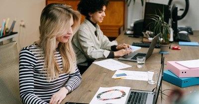 Non-confrontational employee exposes an office thief, crafting a glitter trap to call them out during the company meeting: ‘A little harmless embarrassment to solve the problem without getting HR involved'