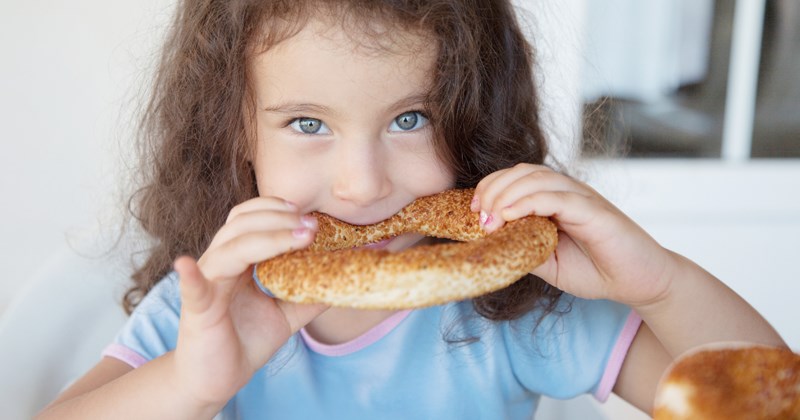 7-year-old girl leaves crumbs behind at a dinner party, host sends her mom a 3 paragraph email about griping over having been forced to vacuum: 'I was shocked and offended by the intensity of the judgement'