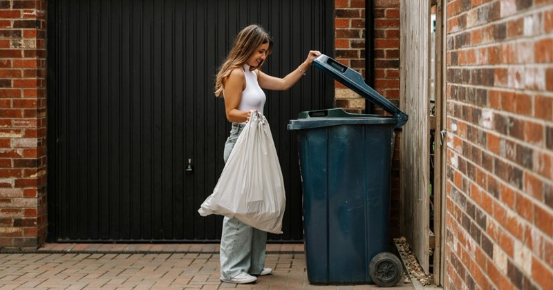 neighbors neighbor neighborhood-drama Bad Neighbor bad neighbors neighborhood feud Conflict Reddit reddit thread reddit story ask reddit entitled entitled people weird uncomfortable r-entitled strange behavior terrible neighbors neighborhood-stories