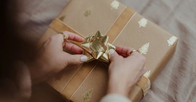 Entitled boyfriend asks 19-year-old college student girlfriend to buy him $800 gifts, tells her 4 gifts worth $100 aren't good enough: '$800 is half of my bank account.'