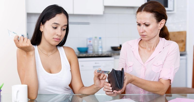 Entitled single mom demands coworker donate money for her kids' school activities, refuses to stop when coworker claims she's asking too much: 'She has a history of unhealthy boundaries'