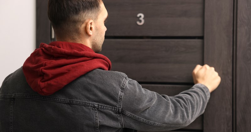 Nosy Uncle shows up to introverted niece's front door unannounced after moving next door, she blatantly ignores him: 'I feel like my privacy is gone and the point of living alone is ruined'