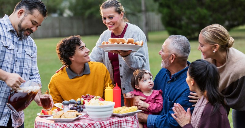 Single dad demands that girlfriend end annual neighborhood party hours earlier so his kids can go to sleep, she refuses to compromise on tradition: ‘It’s not really something I want to change for one guest’  