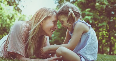 'You're a spoiled brat': 38-year-old woman kicks out boyfriend after he calls her 8-year-old daughter spoiled for leaving a plate on the table, the internet encourages her to leave the relationship 