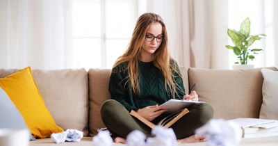 16-year-old promises to give her mom 25% of her earnings if she ever became a published author, mom holds her to that promise 6 years later: 'She threatened to sue me over it if I ever did get published.'