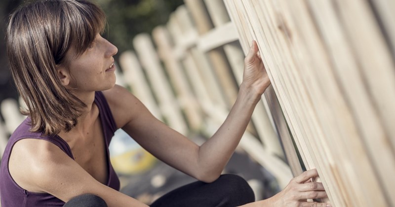 32-year-old carpenter fixes her older neighbor’s broken fence secretly at night so he won’t feel embarrassed just for others in the neighborhood to criticize her actions: ‘I didn’t do it for credit; I just wanted him to feel capable and happy’