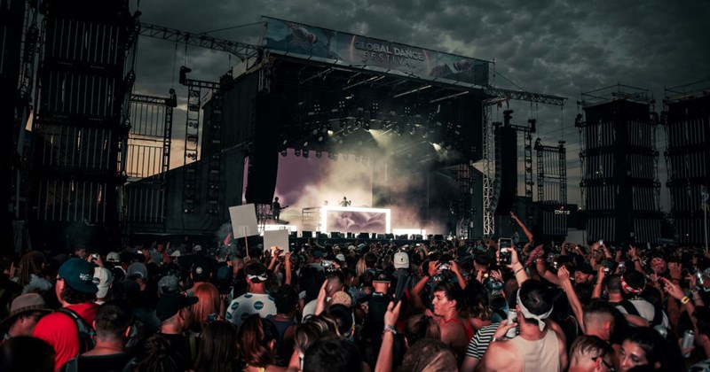  divorced concert fever shame dad sick traveling daughter Reddit raising kids mom parents vacation custody family drama caretaking selfish