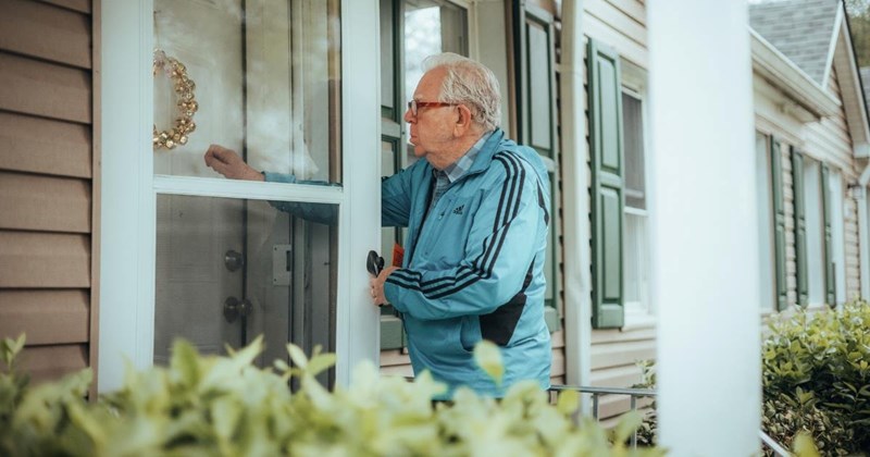 Entitled neighbor refuses to stop letting his dog out around the neighborhood unsupervised, then confronts new neighbors when they report him: ‘I'm friends with the mayor’