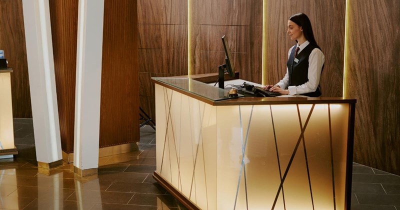 Hotel guest cancels card to avoid paying cancellation fee after not showing up for reservation, clerk charges card every day until it goes through: ‘I can play the long-game’