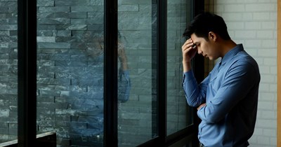 VP of Sales fires 22-year-old employee weeks after his parents passed because his work performance deteriorated: 'He's not motivated at all.'