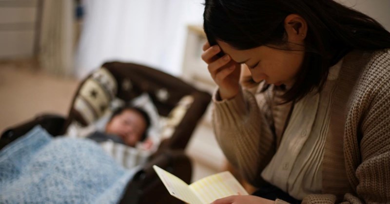 wholesome story strangers kindness register cashier mom moms mother motherhood parent parenting