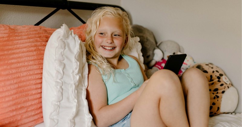 Parents demand 20-year-old daughter take 10-year-old sister everywhere with her, daughter finally puts foot down after years of babysitting: ‘I’m trying to live my own life’